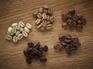 Light Roast Coffee vs Dark Roast: Flavor, Caffeine & Brewing